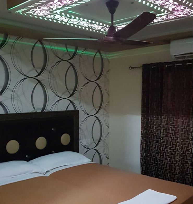  four bedroom premium houseboat